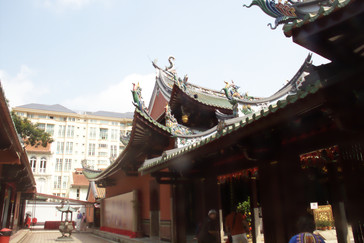Detalle del  tejado del templo chino Thian Hock Keng