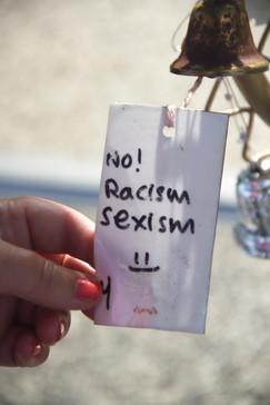 Uno de los mensajes: No al racismo y al sexismo.
