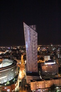 Uno de los nuevos rascacielos de Varsovia que rodean al viejo Palacio de la Cultura