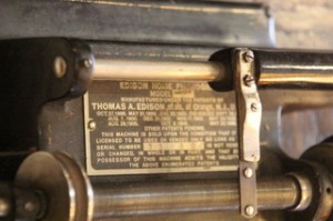 Placa de fabricación donde se ve claramente Thomas A. Edision