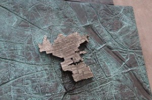 Mapa en bronce del gueto de Varsovia