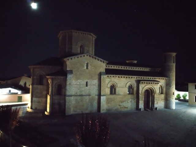 Vista nocturna de San Martín de Tours en Frómista sin iluminación del edificio; tan solo con la luz de las calles.