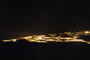 Esquina occidental de Madeira sacada desde el barco. Al estar moviéndose no fue posible sacar la foto sin que las luces estén movidas.