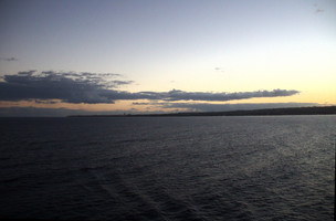 Tras la isla de Barbados el Sol empieza a iluminar las nubes