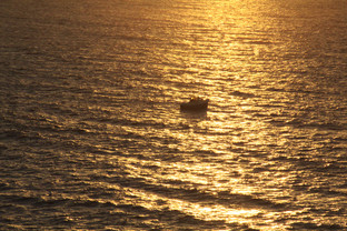 El mar refleja los brillos del Sol y una boya de navegación nos da la sensación de ser un barco de enanitos