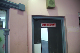 Dentro de ese centrro comercial hay servicios, pero observe que no pone Toilet sino Washroom