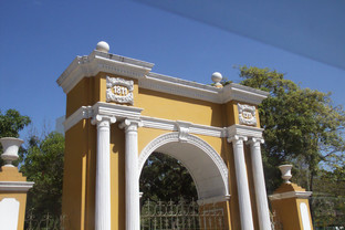 Una puerta al parque del centenario, que se construyó a los cien años de la independencia