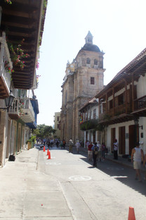 Al fondo de la calle, la iglesia de Pedro Claverf