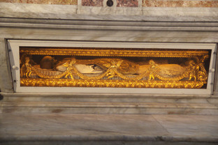 las auténticas reliquias del santo, en el altar mayor.