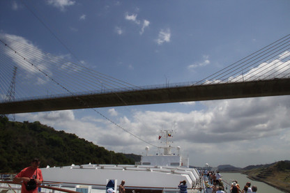 El puente de las américas atrviesa, por encima, el Canal de Panamá.