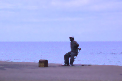 iudadano sentado en la playa