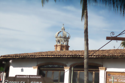 Delante el edificio de la universidad de Guadalajara, al fondo la torre de Ntra. Sra. de Gudalupe