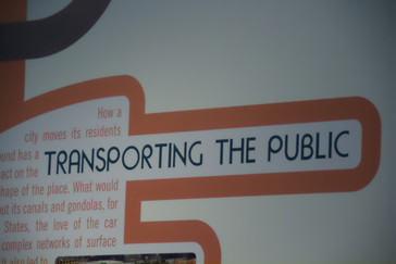 hay una exposición sobre cómo ha evolucionado el transporte público en la ciudad de San Diego