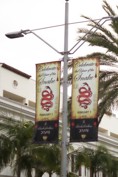 En todo Beverly Hills en las banderolas se anuncia el nuevo año chino: año de la serpiente