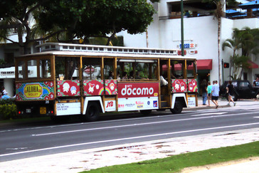 por la playa pasan varios autobuses que se disfrazan de tranvía para los turistas.