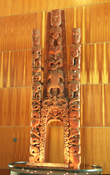 Tótem maorí hecho por un artista nativo.