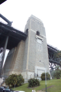 El puente sobre la Bahía tiene a los lados dos torres que son de adorno. No forman parte de nada estructural.