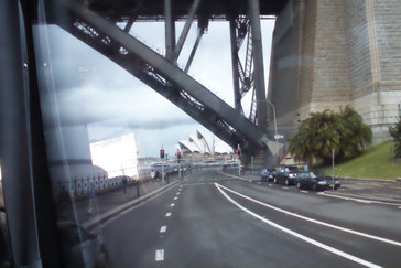 La opera vista desde debajo del puente