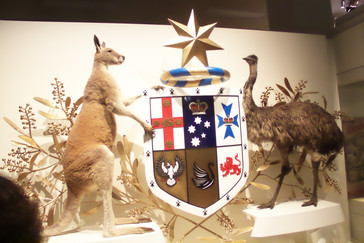Escudo de Australia con un canguro a un lado y un avestruz al otro. Según la guía, la razón de haber elegido esos animales es que siempre van hacia adelante, no son capaces de ir hacia atrás.
