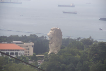 El Merlion de Sentosa, una estatua gigantesca. Observen que hay personas en la cabeza