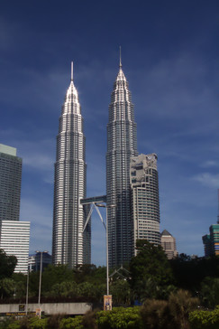 Reflejo metálico en las torres Petronas