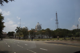 Torre de comunicaciones a un extremo de la plaza de la independencia