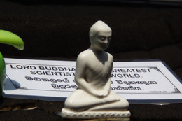 Detalle del Buda que llevaba el taxista en el salpicadero. La frse dice que El Buda es el mayor científico del mundo