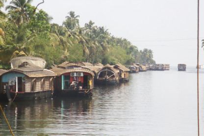 Casas botes a la orilla de un canal.