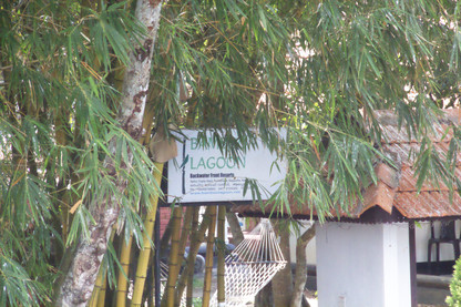 El letrero dice Laguna Bambú