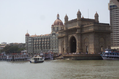 En primer plano la Puerta de la India desde el agua. Al fondo el hotel palcio Taj Mahal