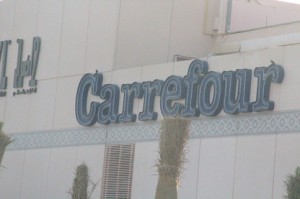El autobús se coge enfrente de Carrefour. 