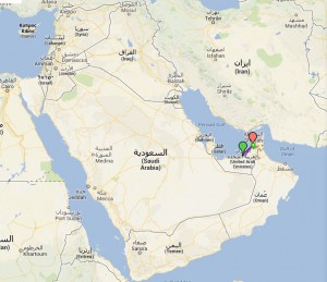 La flecha verde indica la posición de la ciudad de Abu Dabi, la roja de la de Dubái