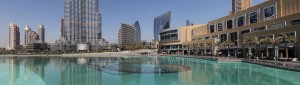La fuente de Dubái, entre la torre Buj Khalifa --al frente-- y el Dubai Mall --a la izquierda--. Foto de Wikipedia