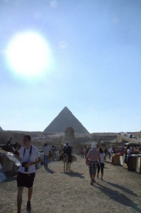 La esfinge y la pirámide de Keops detrás