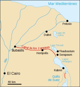 La línea en rojo es el "Canal de los Faraones" que se terminó de construir en el reinado de Dario. Gentileza Wikimedia 