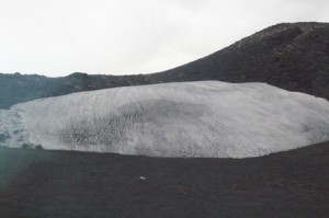 Nieva con cenizas volcánicas en la carretera que nos lleva al Etna