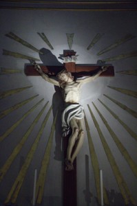 Un Cristo sobrecogedor. la iluminación y los enormes rayos dorados dan un resultado muy dramático
