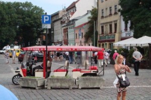 Calle Azeroka en el barrio judio de Cracovia. En primer plano un coche trístico.