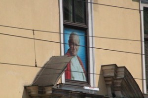Hay fotos de Juan Pablo II en muchas partes de la ciudad