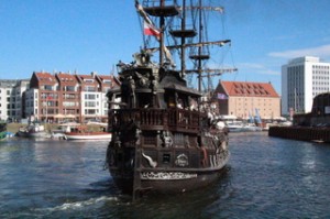 Un barco disfrazado de antiguo ofrece paseos marítimos por el puerto