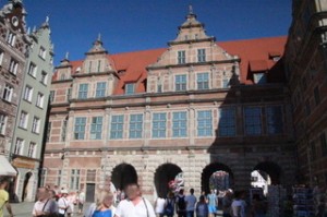 Desde el puerto, entramos al interior de la antigua ciudad de Gdańsk a través de la puerta verde
