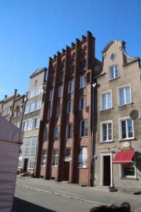 Curiosos edificio de ladrillo en la "Ulica Szeroska 74-76" (Ulica = calle)