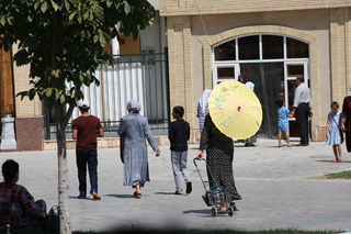 Ciudadanos paseando en la gran explanada de la mezquita de Bibi Khanym