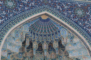 Detalle de la entrada, con la famosas estalactitas del  Islam