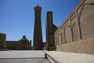 Mezquita y minarete Kalon