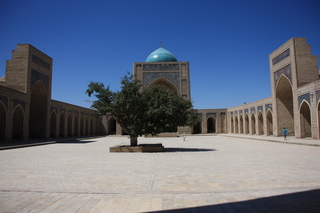 Dentro de la mezquita Poi Kalon
