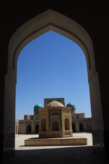     Dentro de la mezquita Poi Kalon
