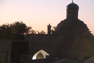 Al fonso minarete de la mezquita de Kalon. A la derecha cúpula de la misma mezquita.