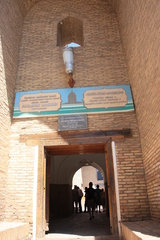 Entrda al mausoleo de Pakhlavan Makhmud