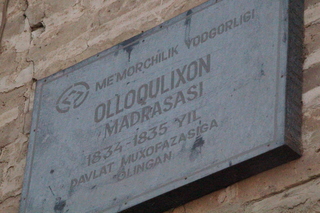 Lieralmente OlloQuliXon Madrasasi, que se puede escribir como Madrza Alla Kuli Kan
